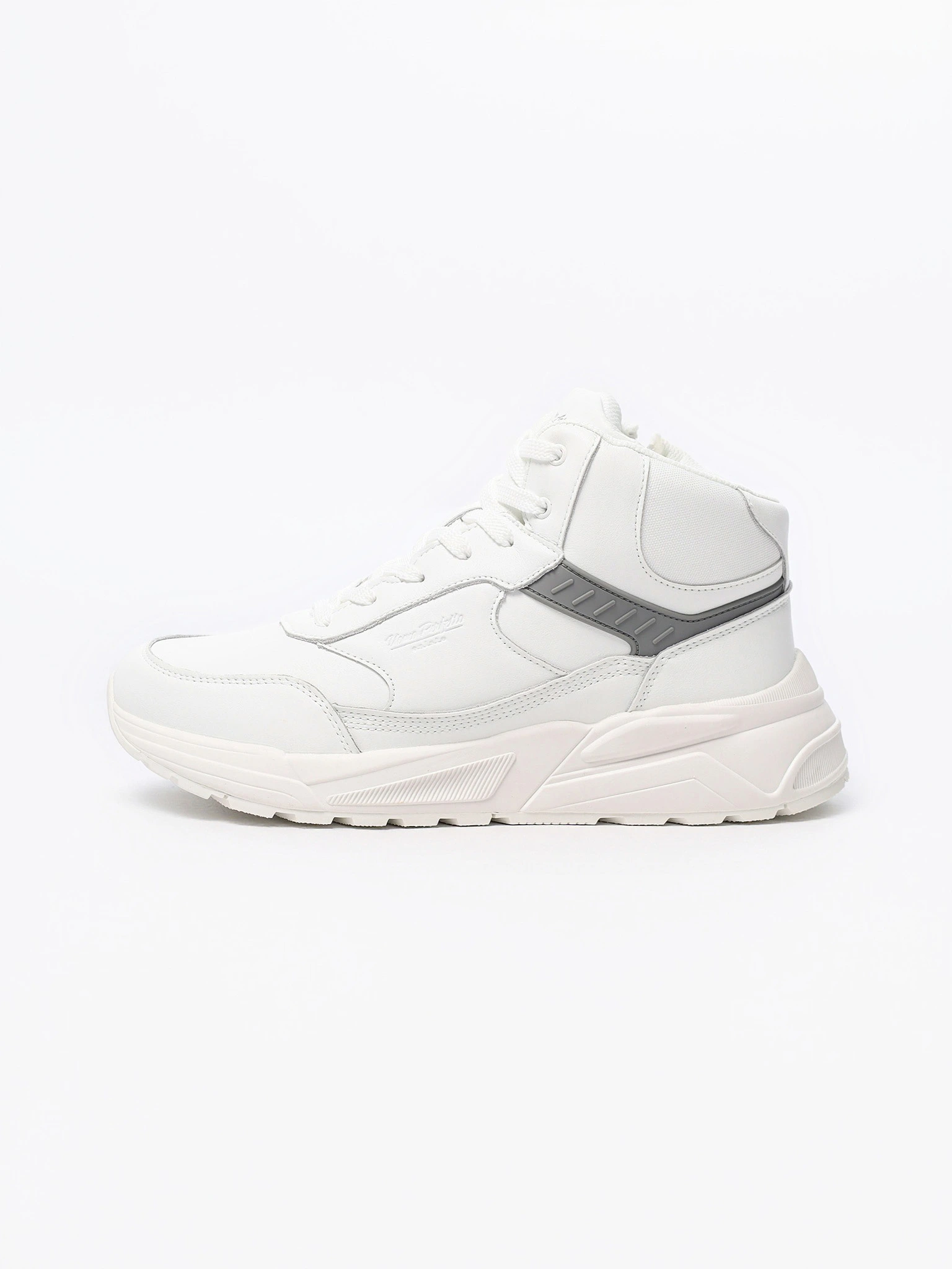 Кроссовки белого цвета на средней объемной подошве